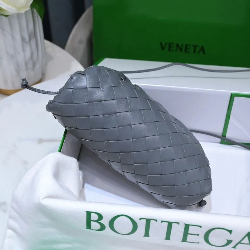 Batch 1260 Small Cloud Large Plaid Weaving The pouch Cloud bag is the first series designed by former Celine designer Daniel Lee after joining BV. The upper body is extremely ecstatic ~ fashionable and classy ~ elegant and concise, lazy and intellectual size: 23*13*8 [Little Cloud Rough Weave#]